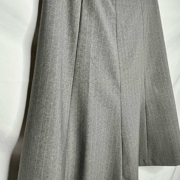 Grey pin stripe Skirt with slight flare - back zipper - 4 - Picture 2 of 8